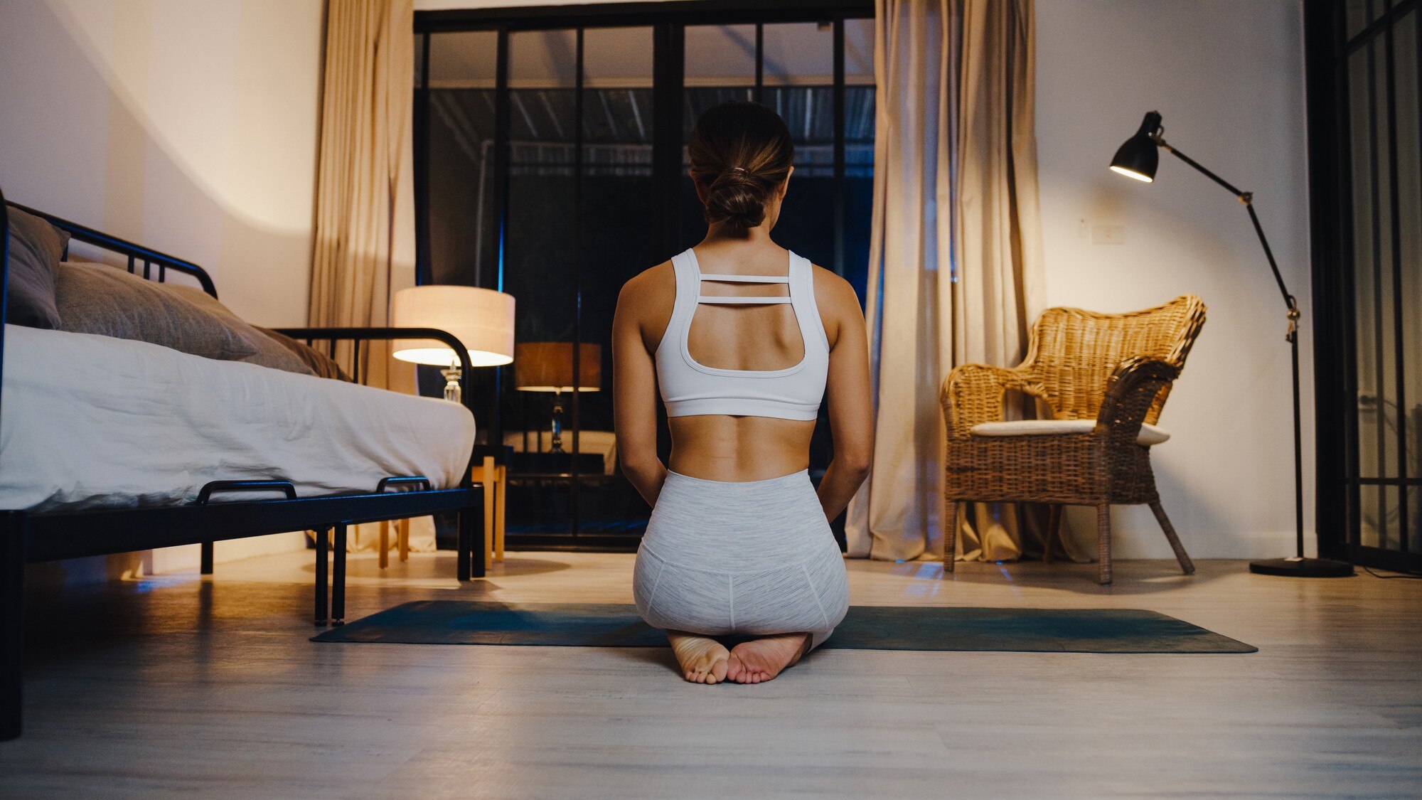 Matras yoga lembut di ruangan dengan cahaya alami yang hangat